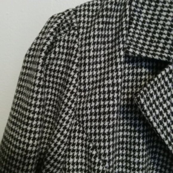 Beautiful houndstooth coat with a skirt at the back, double row of buttons... - Picture 5 of 16